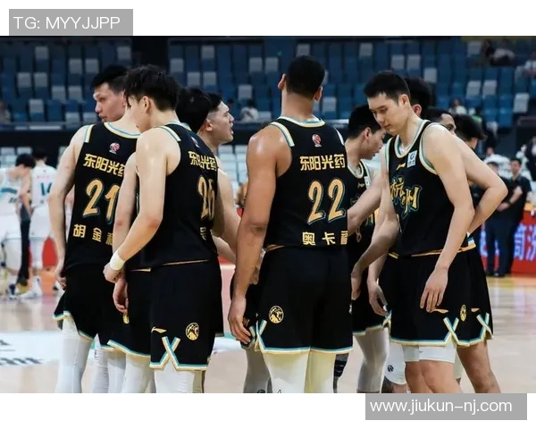 南京羽毛球队防守策略分析与比赛表现的得失评估